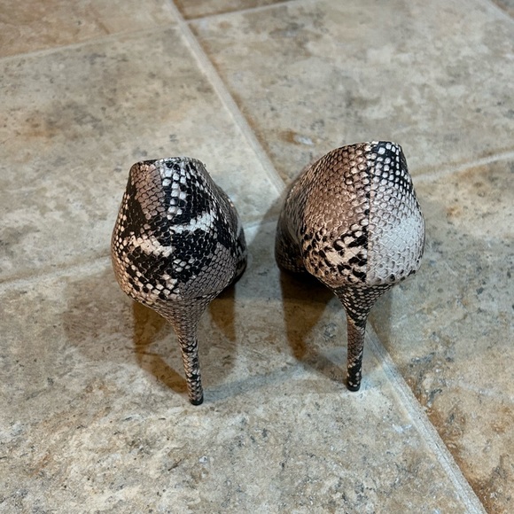CHARLOTTE RUSSE SNAKE PRINT HEELS - Picture 5 of 7